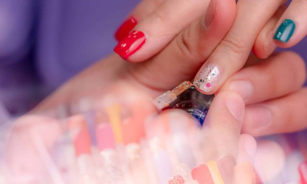 Quels sont les critères de différenciation des faux ongles ?