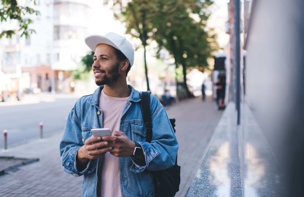 Le succès de la casquette plate dans le monde de la mode masculine