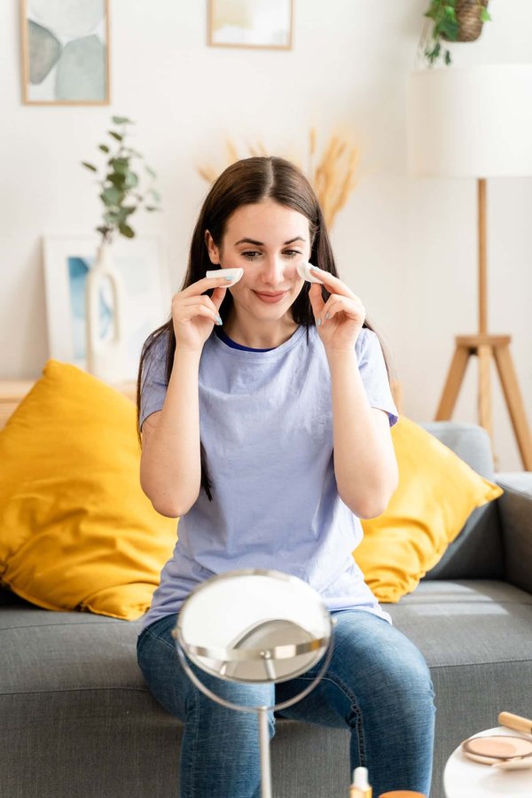 Peau grasse : conseils pour assurer son maquillage