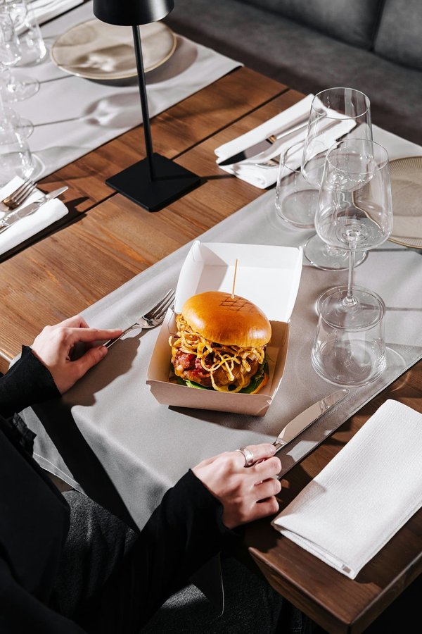 Quelle est la meilleure stratégie pour choisir des bijoux pour une réunion professionnelle à l'extérieur?