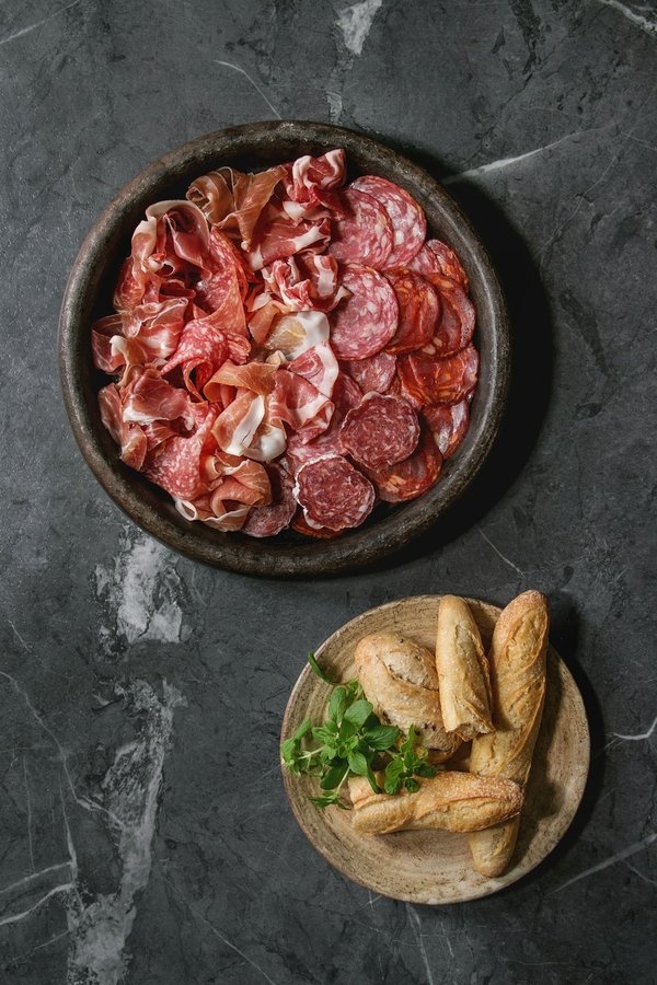 Quels conseils pour assortir une montre de sport avec une tenue de bureau moderne?